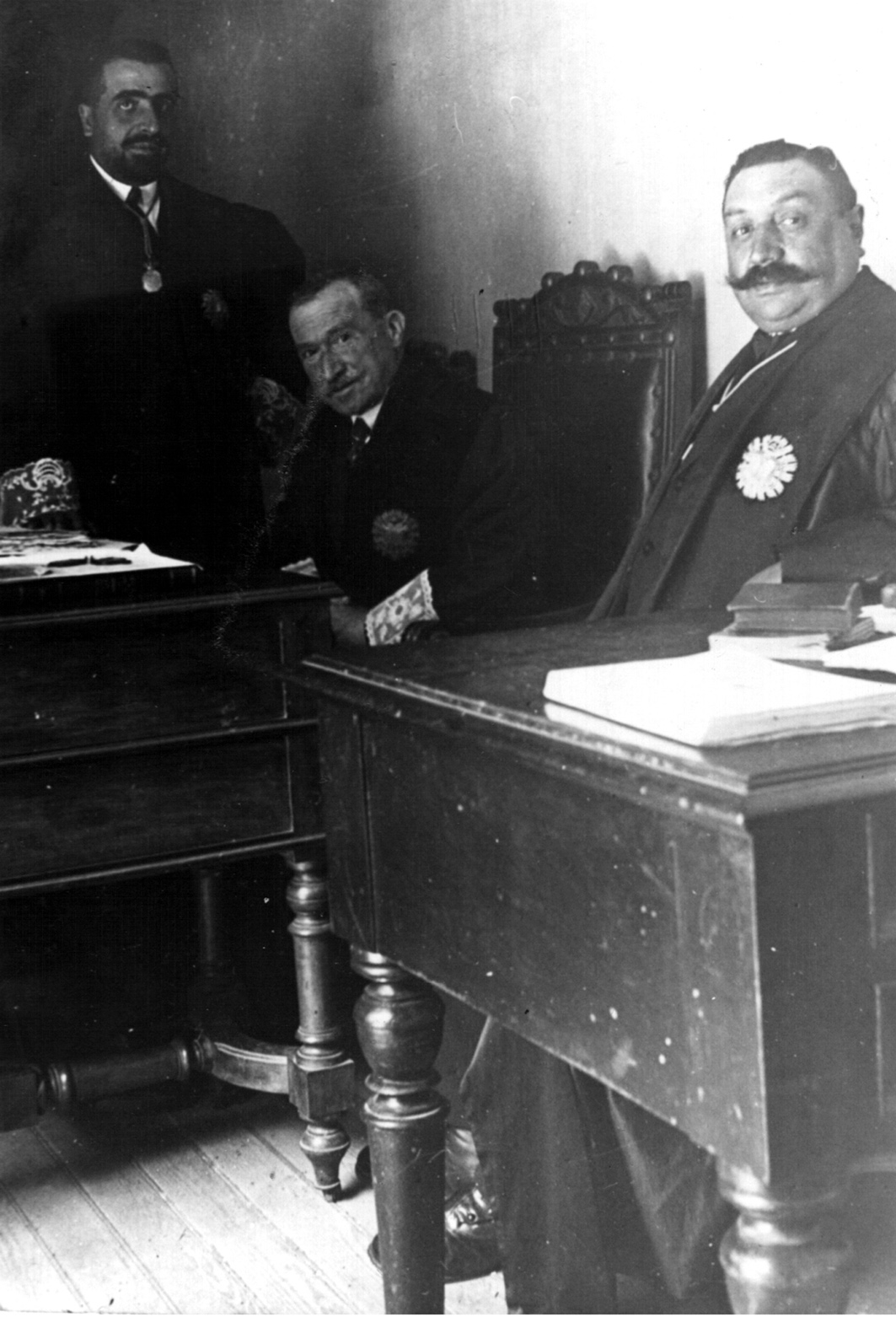 Gustavo Varela na súa oficina xudicial xuntos cos oficiais