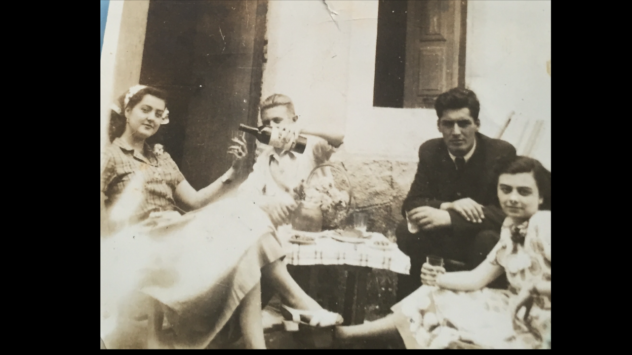 Manuel María (derecha, de traxe escuro) con amigos da familia Ron