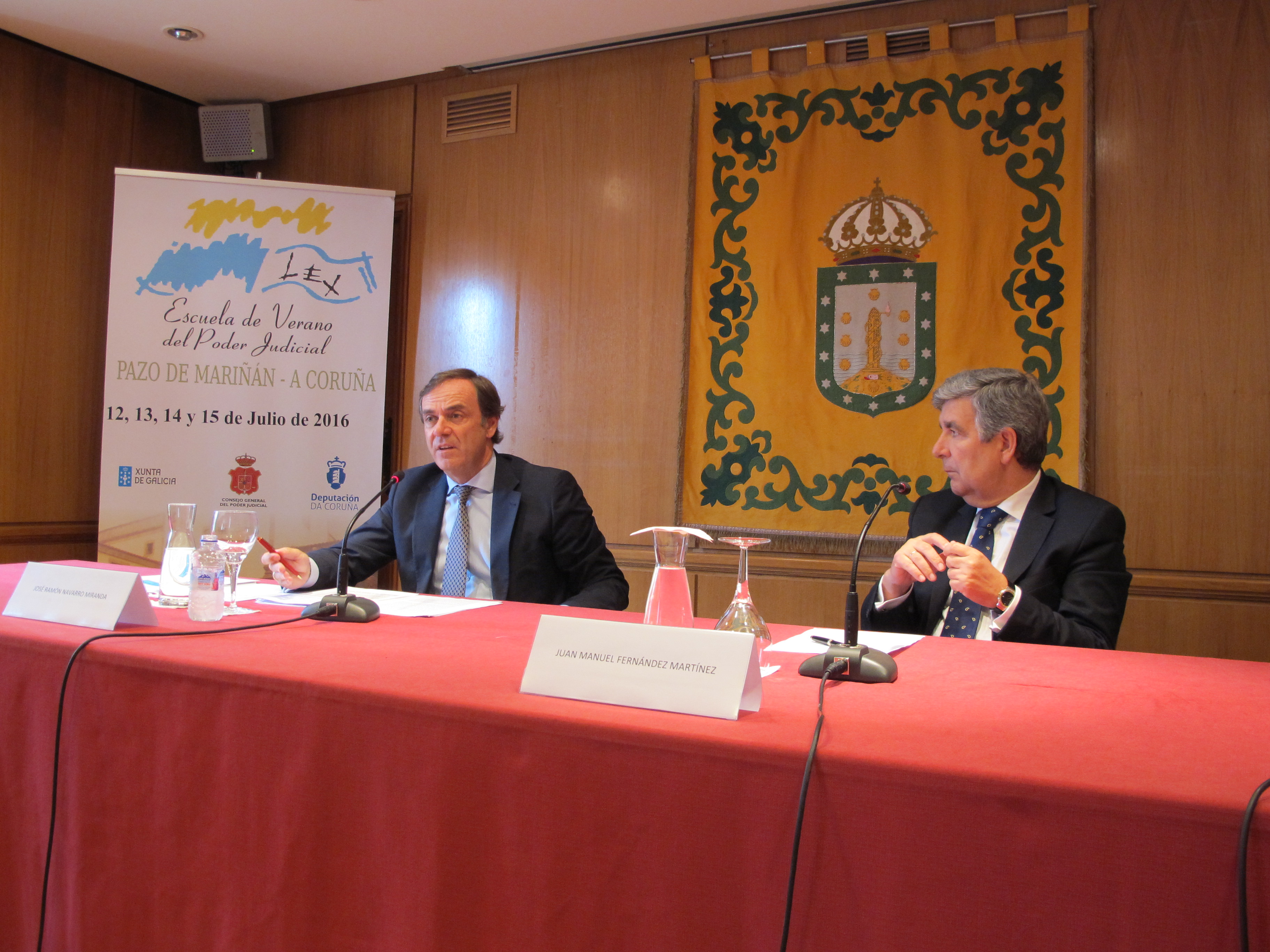 Navarro (esquerda) e o vogal do CXPX Juan Manuel Fernández na Escola de Verán de Mariñán