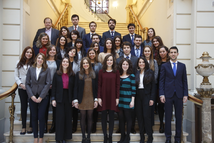 Alumnas e alumnos da promoción de 2016 do Centro de Estudos Xurídicos na sede da Fiscalía Xeral do Estado